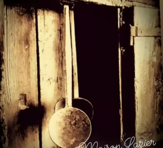 تختخواب و صبحانه Maison Lazier