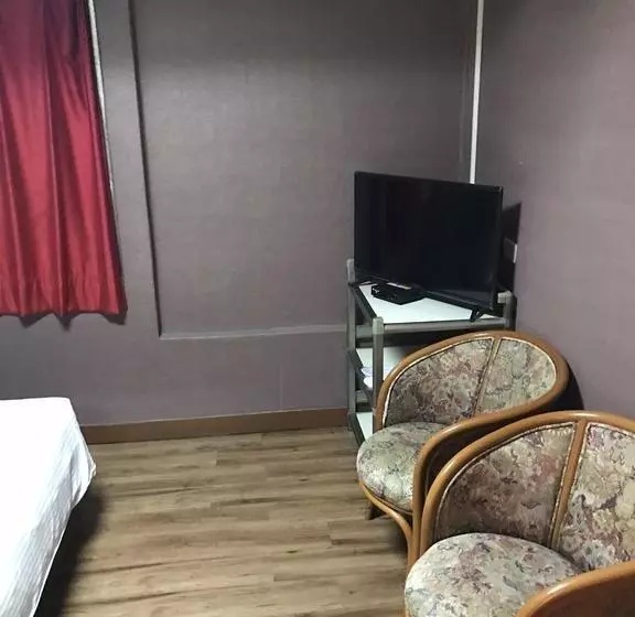 هتل Fly Inn