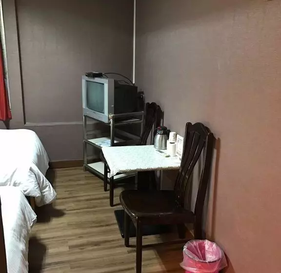 هتل Fly Inn