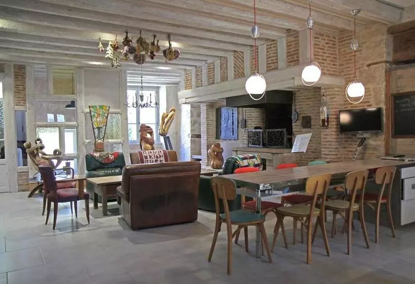 تختخواب و صبحانه Place Des Nobles