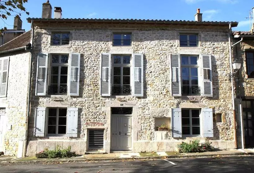 تختخواب و صبحانه Place Des Nobles
