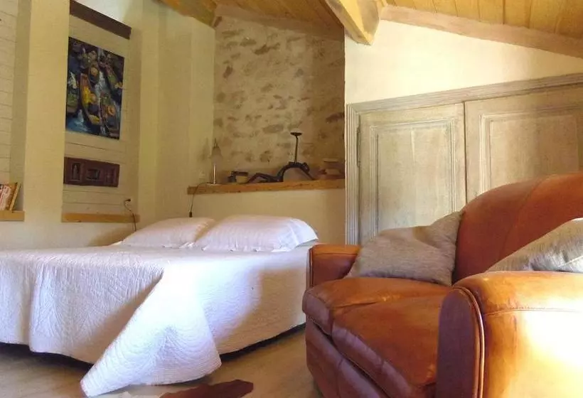 تختخواب و صبحانه Place Des Nobles