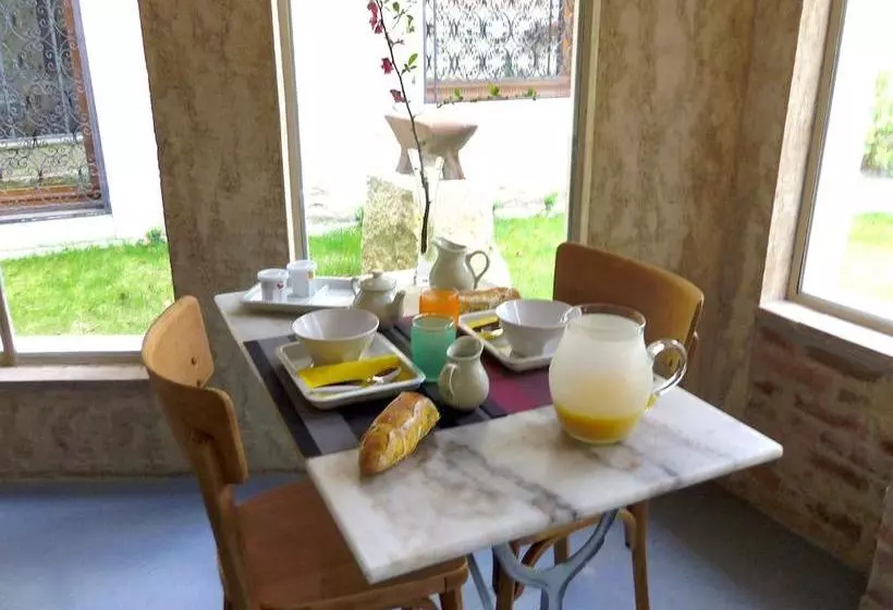 تختخواب و صبحانه Place Des Nobles