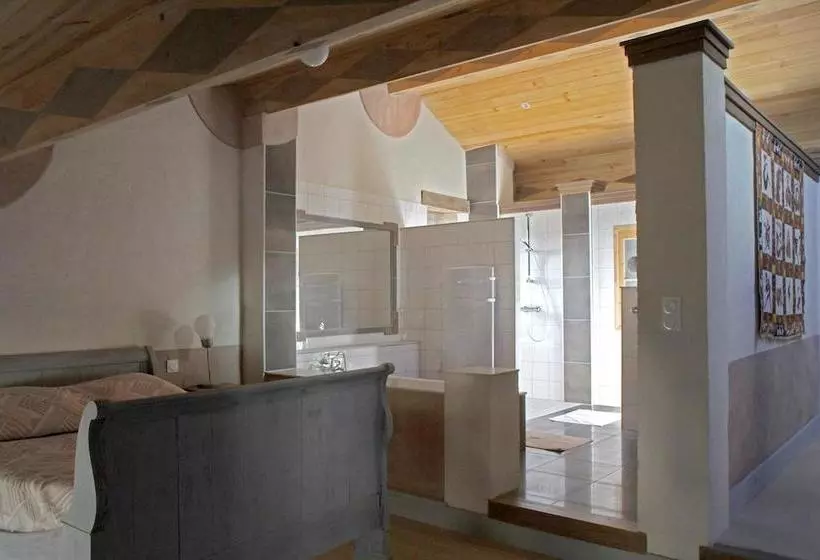 تختخواب و صبحانه Place Des Nobles