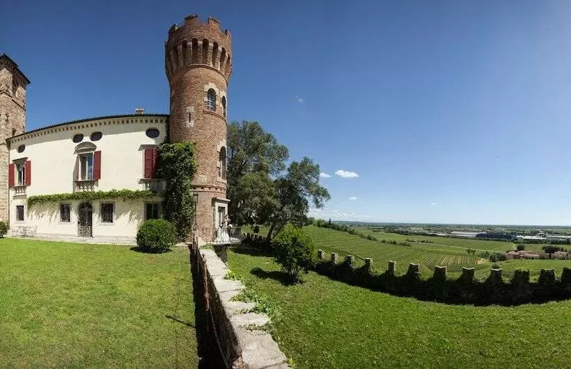 Hotelli Castello Di Buttrio