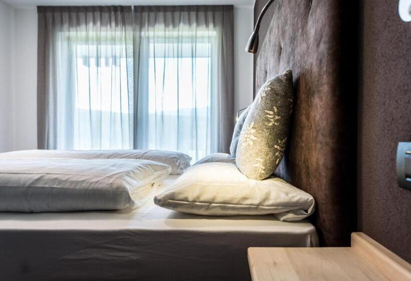 Отель Chalet Kristall   Dolomites Garden Chalet