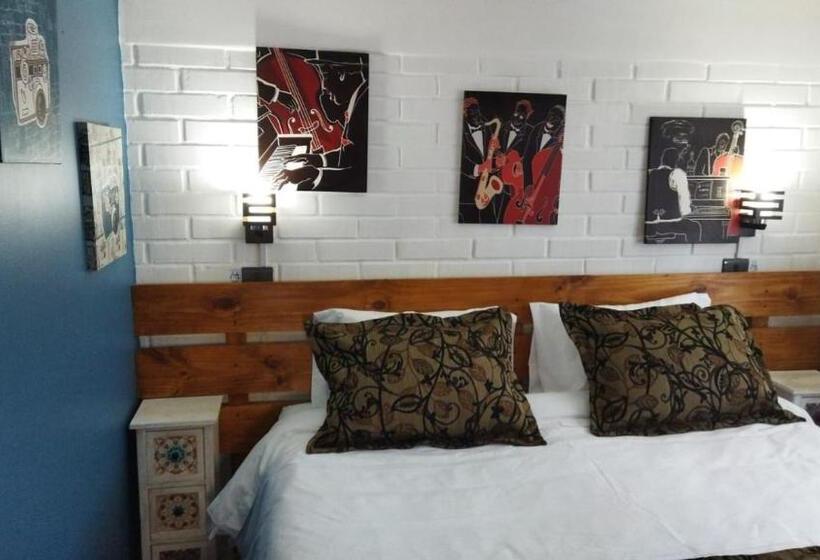 Casa Roble Añejo Bed & Breakfast