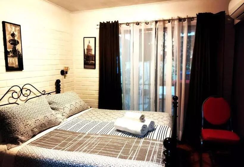 Casa Roble Añejo Bed & Breakfast