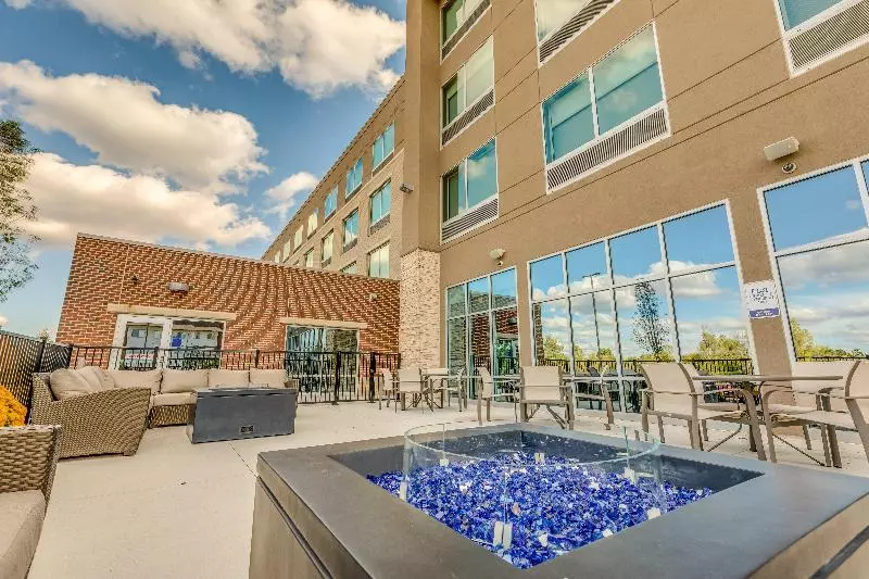 هتل Holiday Inn Express & Suites Okemos   University Area, An Ihg