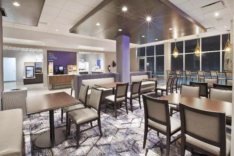 هتل Holiday Inn Express & Suites Okemos   University Area, An Ihg