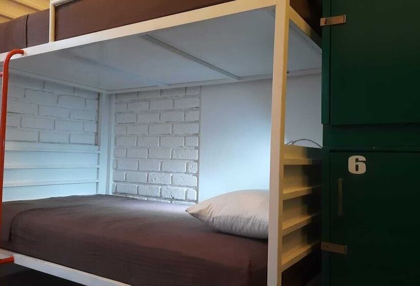 Hangover Hostels Mirissa