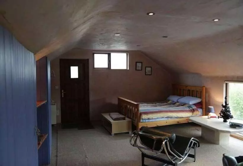 ペンション The Village Studio Apartments