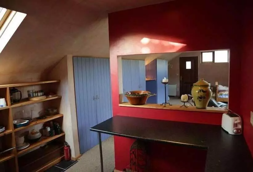 ペンション The Village Studio Apartments