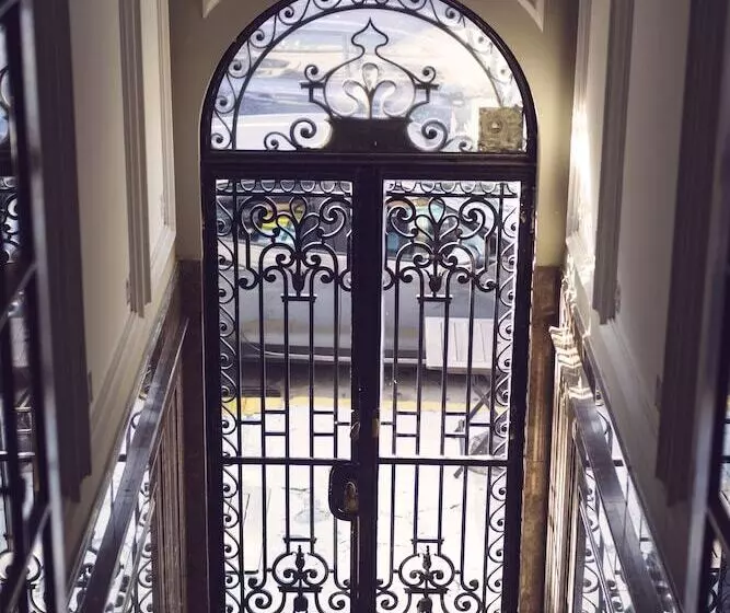 Holy Hostel Boutique