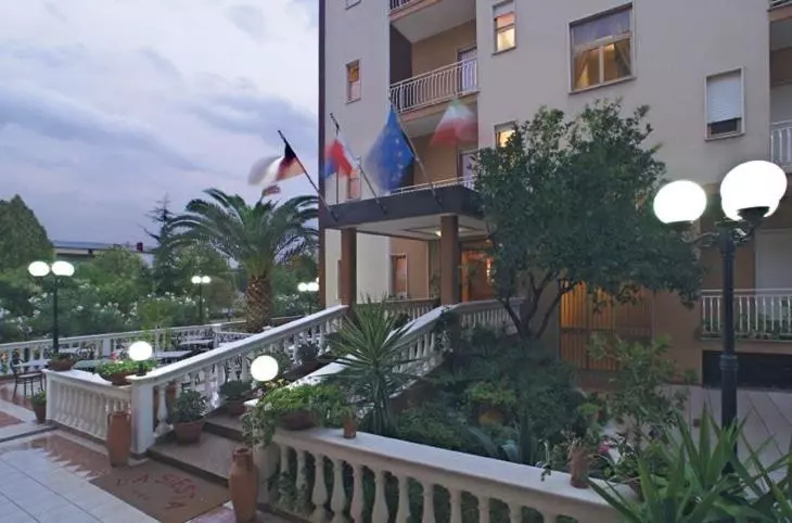 هتل Ristorante La Siesta