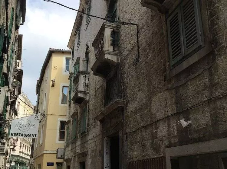 پانسیون Palace Tartaglia