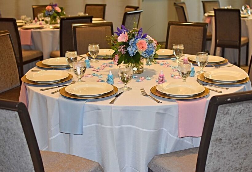 Отель Hilton Garden Inn Newtown Square Radnor