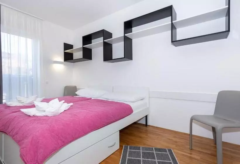 Rooms Dr. Franjo Tuđman   Hostel