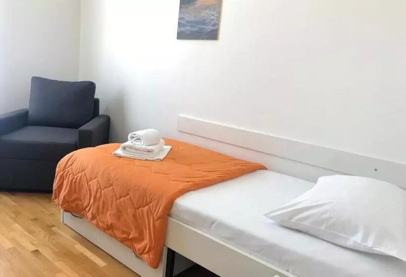 Rooms Dr. Franjo Tuđman   Hostel