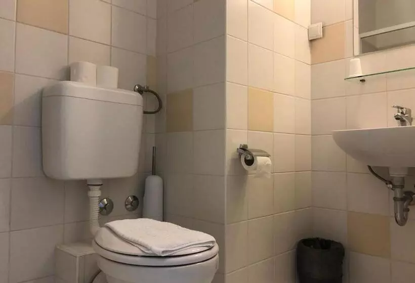 Rooms Dr. Franjo Tuđman   Hostel