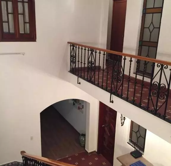 تختخواب و صبحانه Curie 10