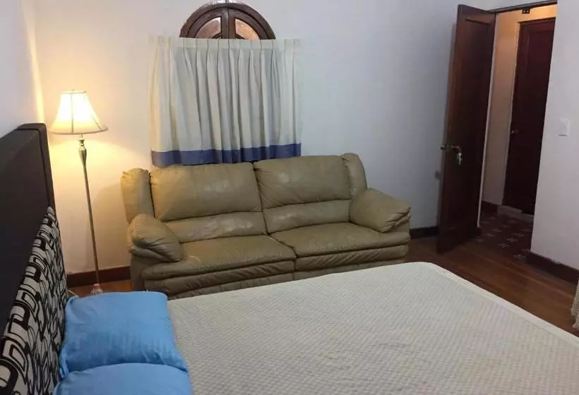 تختخواب و صبحانه Curie 10