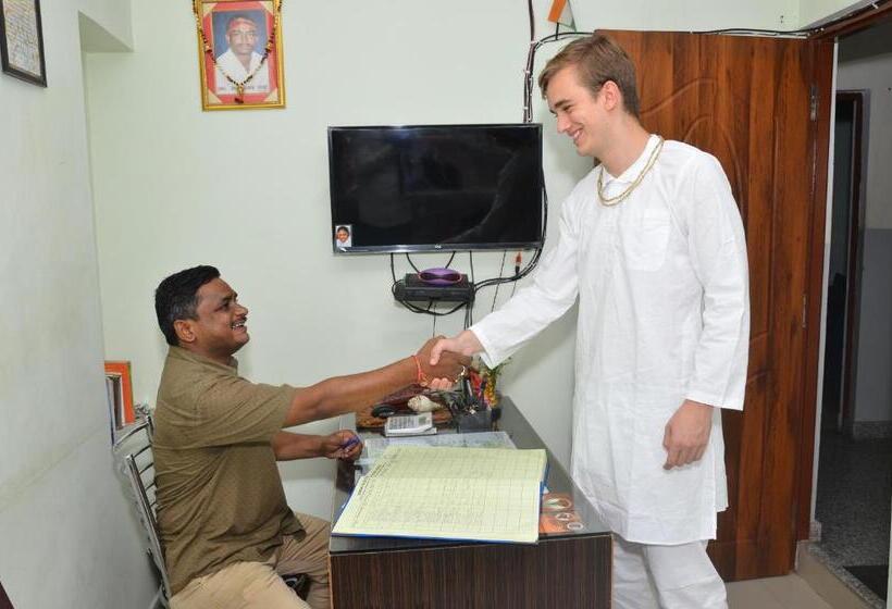 تختخواب و صبحانه Golden River