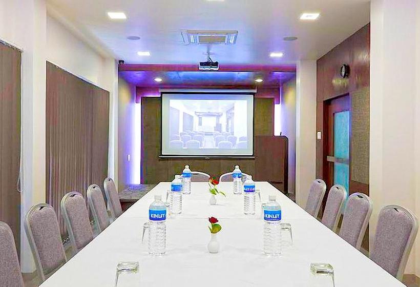 Отель Skylark Business