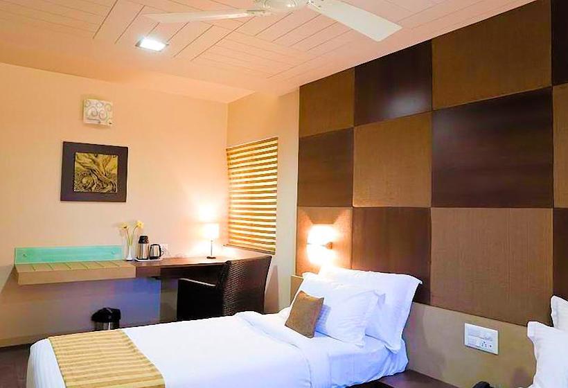 Отель Skylark Business