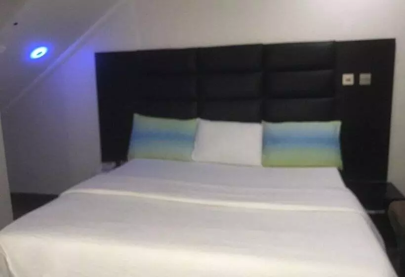 هتل Ritzcarinton Suites