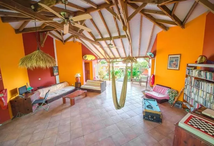 هاستل Sunset Surf Camp