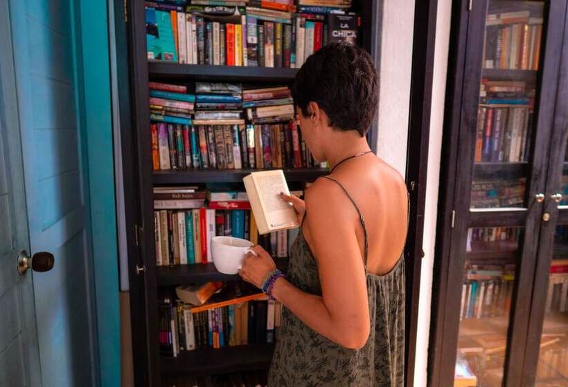 هتل Aluna Hostel B&b