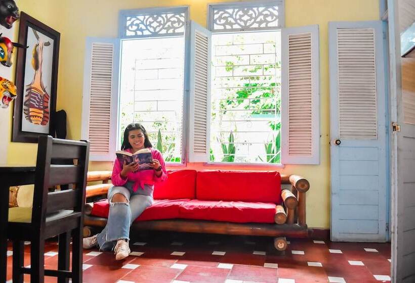 هتل Aluna Hostel B&b