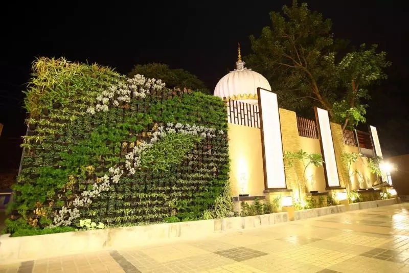 ホテル Regenta Central The Crystal Kanpur