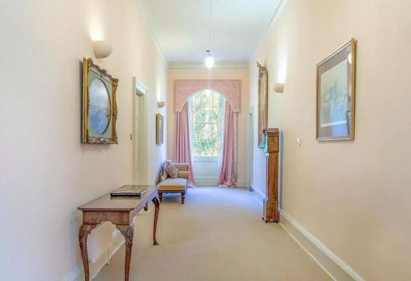 تختخواب و صبحانه Blervie House