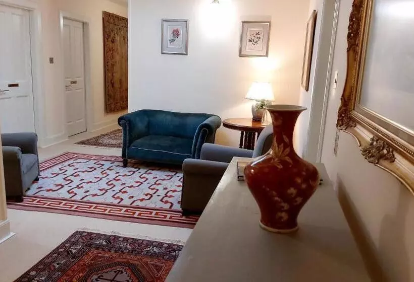 تختخواب و صبحانه Blervie House