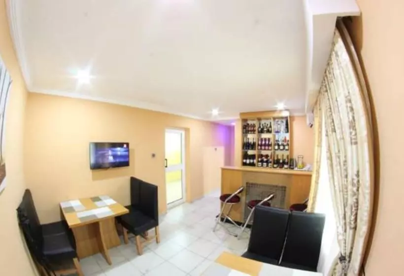 هتل Celia's Suites