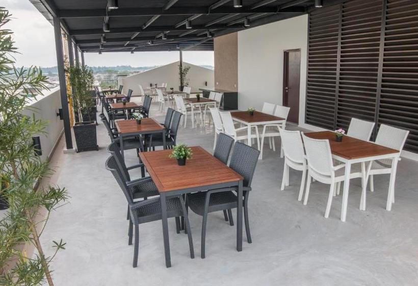 בית מלון כפרי Redpine Boutique