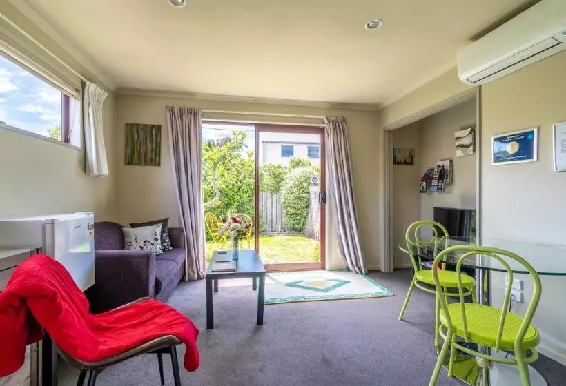 Aamiaismajoitus (B&B) Cosy Contemporary Hideaway