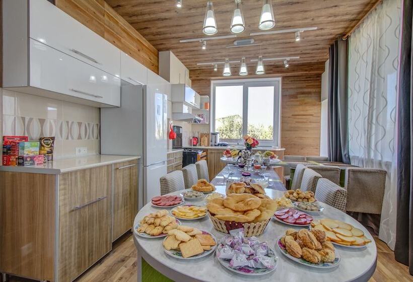 هتل Hillside Karakol B&b