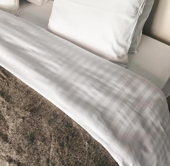 هتل Latroupe Jardin Secret