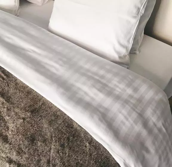 هتل Latroupe Jardin Secret