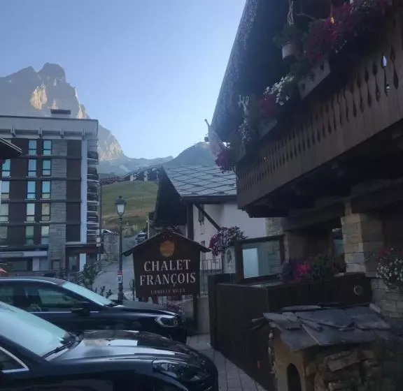 تختخواب و صبحانه Chalet Matterhorn Francois   Central Ski Chalet With Spa And Breakfast, 100mt Lift