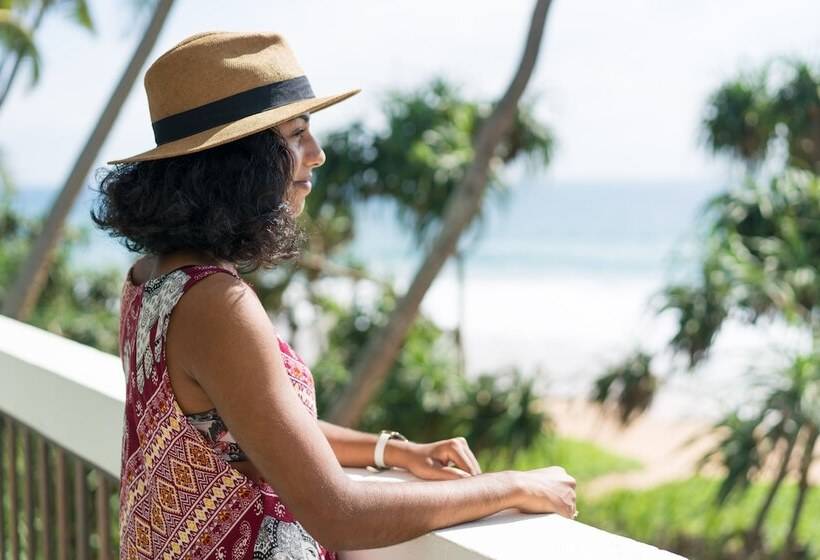 هتل At Ease Beach