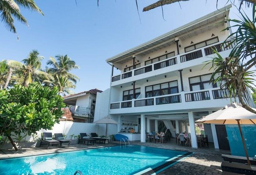 هتل At Ease Beach