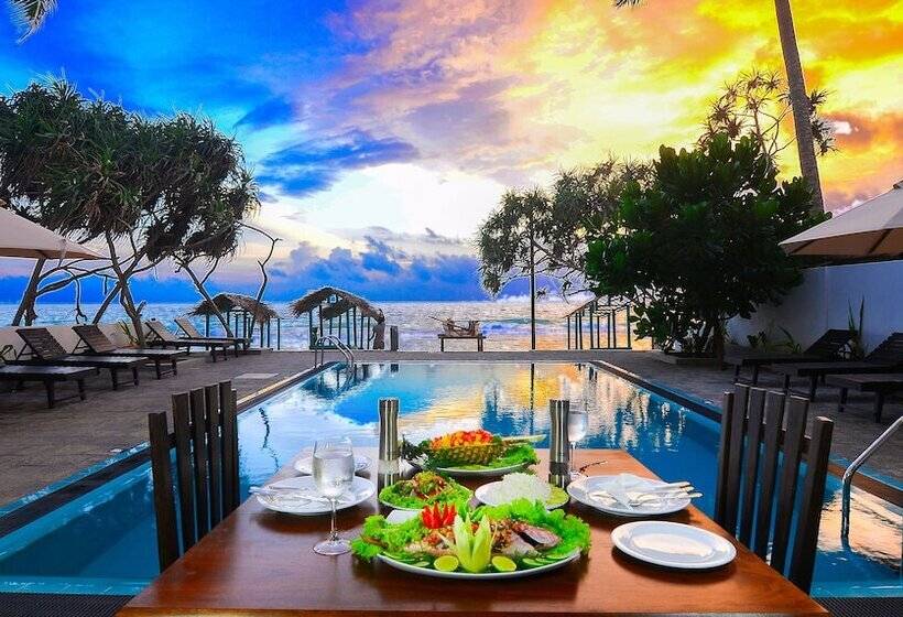 هتل At Ease Beach