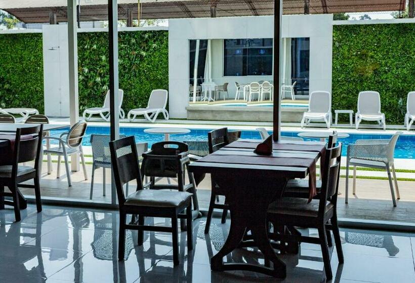 هتل Los Alpes Cipreses