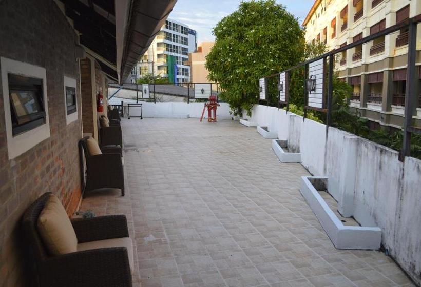 הוסטל Baan Thai Homestay By Bgb Villas