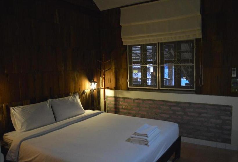 הוסטל Baan Thai Homestay By Bgb Villas