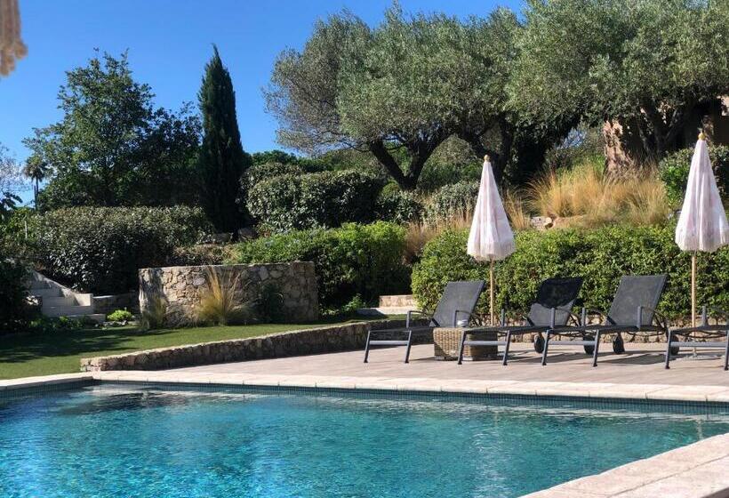 Отель Auberge De L Oumède